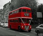 Лондон автобус, идущий через одного из своих улиц